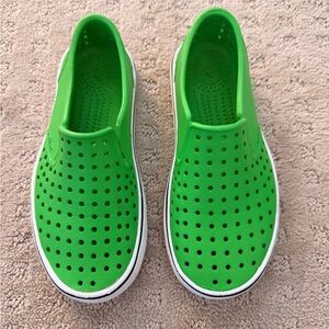 Kids NATIVE Green Slip-On Shoes J1 size 1